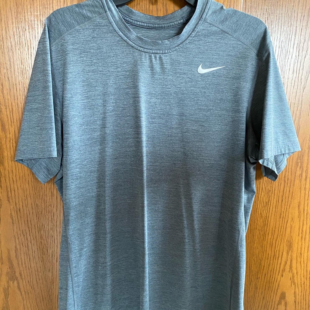 Nike Men’s Large Dri-fit Grey Shirt